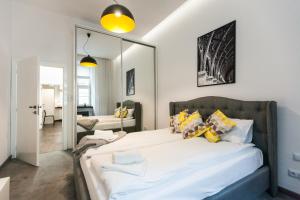 En eller flere senge i et værelse på Vintage Tomasza Apartment