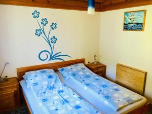 ein Schlafzimmer mit einem Bett mit Wasserflaschen an der Wand in der Unterkunft Apartment Tisa in Solčava