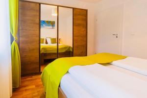 una camera da letto con due letti e uno specchio di Relax Apartment 1 a Sighişoara