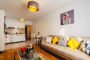 un soggiorno con divano e una cucina di Relax Apartment 1 a Sighişoara