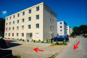 un edificio con frecce rosse davanti di Relax Apartment 1 a Sighişoara