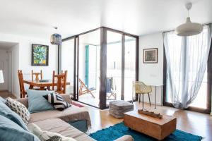 sala de estar con sofá y mesa en Casa Azul en Cabanas de Tavira