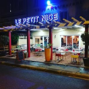 un restaurant avec un panneau indiquant le petit nice dans l'établissement Ô Petit Nice, à Neuville-sur-Saône