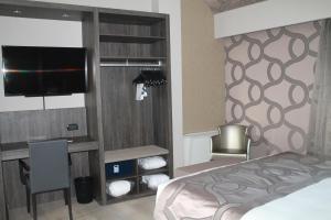 A bed or beds in a room at Hotel Mozart