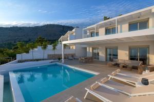willa z basenem i domem w obiekcie Villa Mimosa in Pefkos (Lindos area) w Líndos