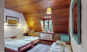 Posteľ alebo postele v izbe v ubytovaní Osada Ulnowo - Holliday & Party House
