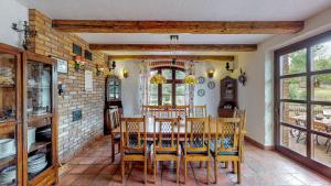 een eetkamer met een tafel en stoelen bij Osada Ulnowo - Holliday & Party House in Grunwald