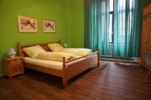 Säng eller sängar i ett rum på Pension Stadtmitte Garni