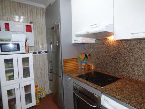 a kitchen with a stove and a refrigerator at Guggenheim a 15 minutos. BEC a 5 minutos in Barakaldo