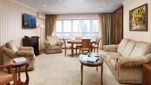 un soggiorno con divano e tavolo di Bega Hotel Moscow a Mosca