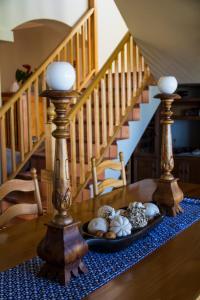 una mesa con un plato de conchas en una mesa con una escalera en Casa Mia Guesthouse, en Table View