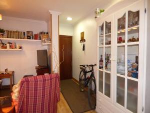 una sala de estar con una bicicleta estacionada en una habitación en Guggenheim a 15 minutos. BEC a 5 minutos, en Barakaldo