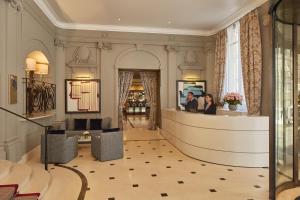 un hall avec une réception dans un bâtiment dans l'établissement Majestic Hotel Spa - Champs Elysées, à Paris