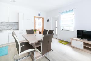 TV a/nebo společenská místnost v ubytování House DorMica + 36 fotografií