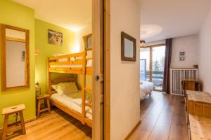 a room with two bunk beds and a table at Apartment Periades in Chamonix-Mont-Blanc
