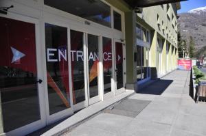 バルドネッキアにあるVillaggio Olimpicoの窓に看板を持つ建物の入口