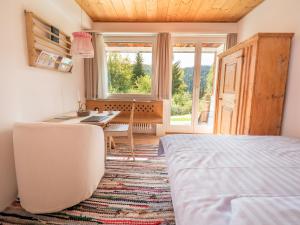 Postel nebo postele na pokoji v ubytování Hotel Haus am Waldrand + 21 fotografií