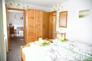 ブロターオーデにあるFerienwohnung Brotterode THU 071のベッドルーム1室(ベッド2台、緑のタオル付)