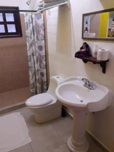 Bilik mandi di Cancun Guest House 3 near Ado bus terminal and 25 min from-to airport by shuttle