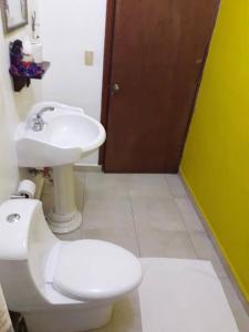 Bilik mandi di Cancun Guest House 3 near Ado bus terminal and 25 min from-to airport by shuttle