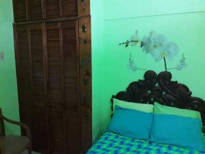 - une chambre avec un lit doté d'une tête de lit en bois dans l'établissement Cancun Guest House 6, à Cancún