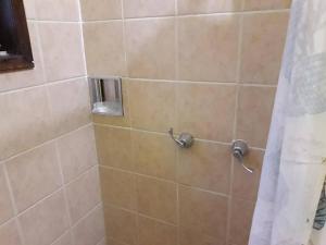 Bilik mandi di Cancun Guest House 3 near Ado bus terminal and 25 min from-to airport by shuttle +24 gambar