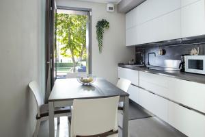una cucina con un tavolo e sedie in una stanza di Suite Apartment Exclusive a Bellaria-Igea Marina
