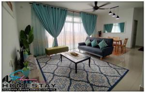 SulamKaseh Dwiputra Homestay Putrajaya With 4 Units AC, 3 Baths, WiFi & Pool View في بوتراجايا: غرفة معيشة مع أريكة وطاولة