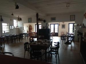 - une salle à manger avec des tables, des chaises et des fenêtres dans l'établissement Statek Olšany, à Olšany