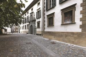 une rue vide devant un bâtiment dans l'établissement Palazzo Salis - La Dimora del Conte, à Tirano
