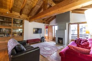 uma sala de estar com um sofá e uma lareira em Apartment Capucin em Chamonix-Mont-Blanc