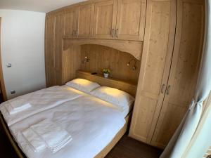 Postel nebo postele na pokoji v ubytování ILIA House