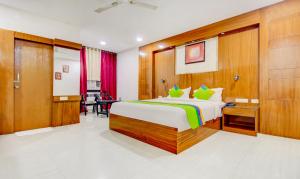 um quarto com uma cama grande num quarto em Hotel Amanda em Lucknow