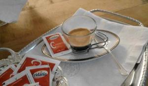 a cup of coffee on a tray on a table at BB La casa di Tella in Carosino