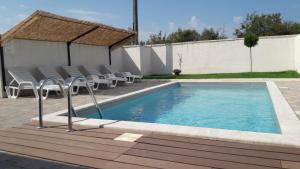 Bazén v ubytovaní Holiday Home Luka alebo v jeho blízkosti
