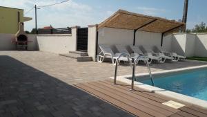 Bazén v ubytovaní Holiday Home Luka alebo v jeho blízkosti