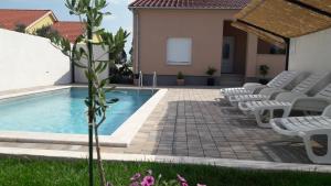 Bazén v ubytovaní Holiday Home Luka alebo v jeho blízkosti