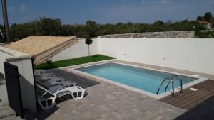 Bazén v ubytovaní Holiday Home Luka alebo v jeho blízkosti