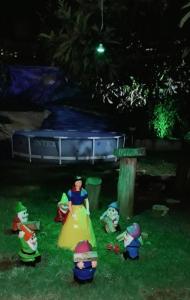 un grupo de figuritas de juguete sentadas en la hierba en URBAN HOSTEL CENTRO De Pedro Juan Caballero, en Ponta Porã