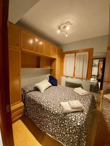 a bedroom with a bed with two towels on it at Anayet Sweet Home in Formigal
