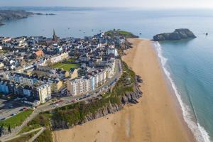 uma vista aérea de uma cidade na praia em Giltar Hotel em Tenby