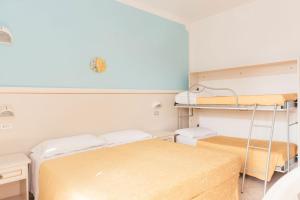 Mały pokój z 2 łóżkami piętrowymi i drabiną w obiekcie Hotel Altair w mieście Misano Adriatico