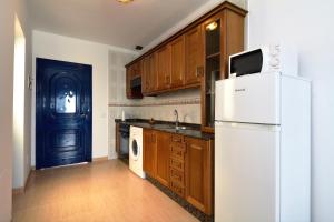 una cucina con frigorifero bianco e porta blu di Dorada Center Close to the Beach Playa Blanca By PVL a Playa Blanca