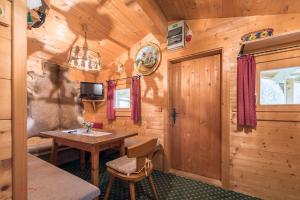 ein Esszimmer in einem Blockhaus mit einem Tisch in der Unterkunft Almliesl HOLL-361 in Hollersbach im Pinzgau