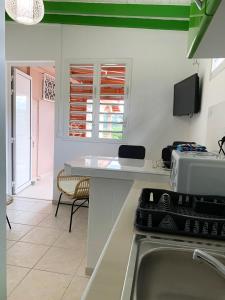 Η κουζίνα ή μικρή κουζίνα στο Le ZANDOLI (Appartement avec vue)