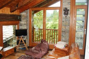 A television and/or entertainment centre at Case Gran Paradiso di Charme Villaggio La Barmaz