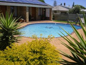 ein Pool vor einem Haus in der Unterkunft Newton Sands Guesthouse in Port Elizabeth