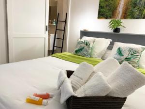 Кровать или кровати в номере Le ZANDOLI (Appartement avec vue)