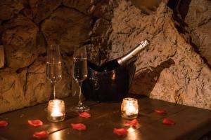 a bottle of champagne and two glasses on a table at B&B La Sorgente in Brindisi
