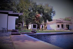 拜縣的住宿－Serene Resort，房子前面的房子和游泳池